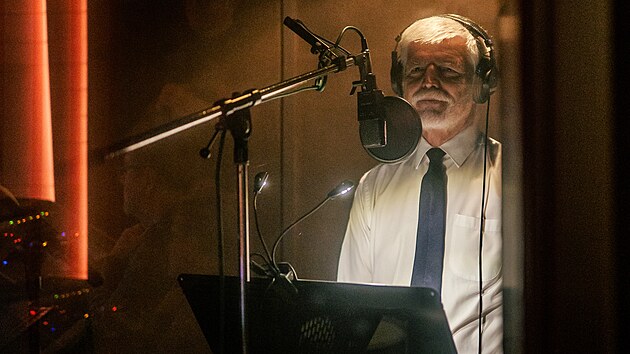 Prezident Petr Pavel v nahr�vac�m studiu, kde namluvil sv�j part pro kampa� �esk� filharmonie.