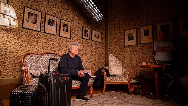 Z�b�r z nat��en� klipu Nezapome�te, ve kter�m si Semjon By�kov zahr�l ve stylu filmu S�m doma.