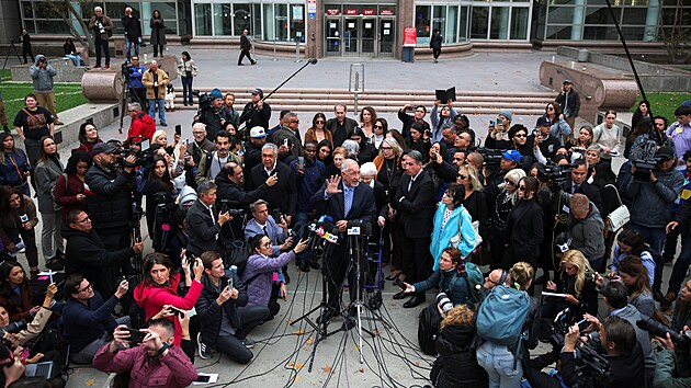 Prvnk Mark Geragos, kter obhajuje bratry Menendezovi usvden z vrady rodi, hovo pro mdia o znovuoteven ppadu. (25. listopadu 2024)
