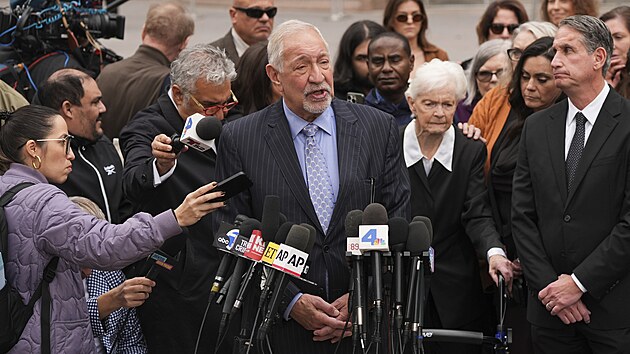 Prvnk Mark Geragos, kter obhajuje bratry Menendezovi usvden z vrady rodi, hovo pro mdia o znovuoteven ppadu. (25. listopadu 2024)