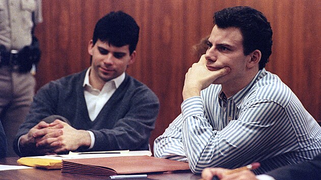 Erik Menendez (vpravo) a jeho bratr Lyle v roce 1991 poslouchaj vyjden soudu k jejich ppadu z roku 1989, kdy zastelili vlastn rodie.