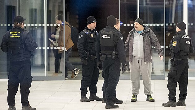Pivolan policejn hldka domlouv vtrnkovi v teplkch, kter odmt opustit KFC na plzeskm ndra.