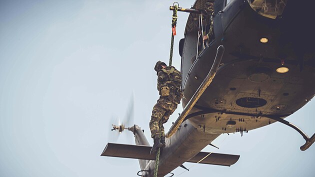 C�lem projektu je podle iniciativy dokon�it kampa� na helikopt�ru Black Hawk pro ukrajinsk� ozbrojen� s�ly.