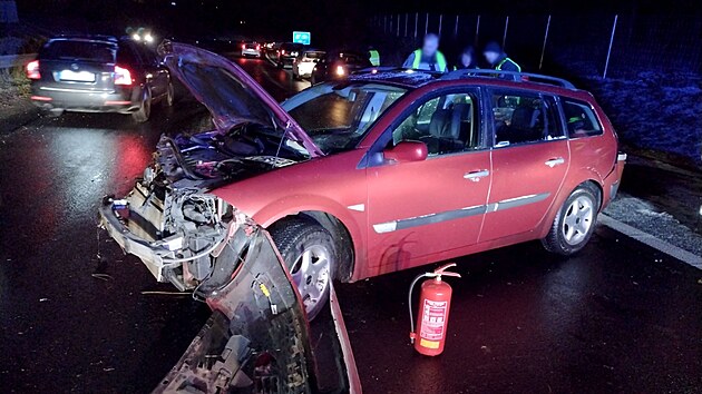 �ty�i osobn� auta havarovala na D6 u B�ezov�.