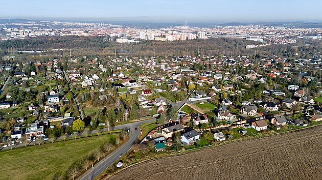 Plzesk tvr Vslun, kter vznikla z kolonie zahrdek, bude zejm nadle bez vodovodu a kanalizace. Vybudovn by bylo pro msto pli nkladn. (25. listopadu 2024)