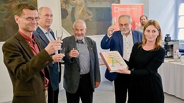 Kest knihy Archivn bohatstv zpadnch ech. Na obsahu publikace se podlelo vce ne 40 archiv a odbornk.