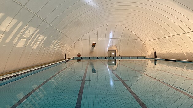 Venkovn bazn v Plzni na Slovanech zakryla nafukovac hala. Plavcm zane slouit v polovin prosince. (29. listopadu 2024)