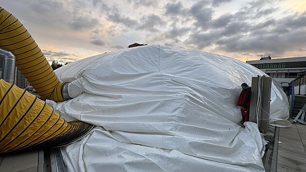 Snmek z nafukovn haly nad venkovnm baznem v Plzni na Slovanech