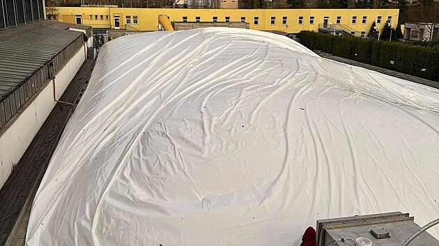 Snmek z nafukovn haly nad venkovnm baznem v Plzni na Slovanech