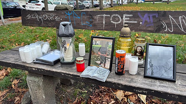 Na lavice, nedaleko domu, kde mladk zemel nsilnou smrt, vzniklo mal pietn msto. (20. listopadu 2024)
