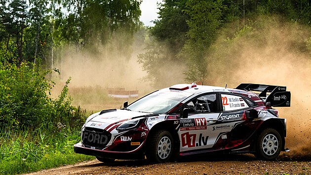 Martin� Sesks v hybridn� toyot� b�hem dom�c� Loty�sk� rally.