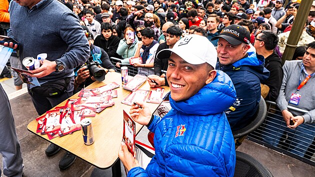 Martin� Sesks se podepisuje fanou�k�m na Chilsk� rallye.