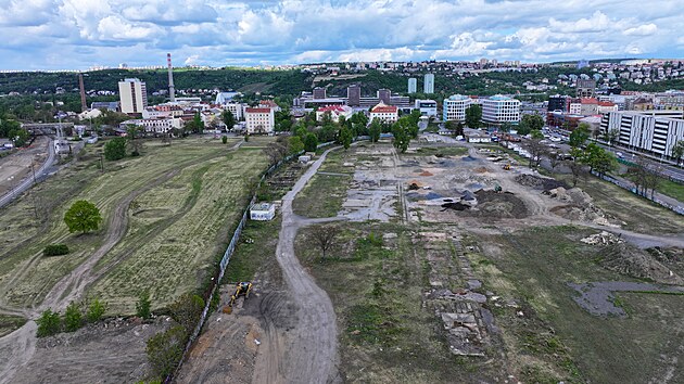 Tra� do p��stavu vych�zela z koleji�t� zvan� Pla�ka (na sn�mku zelen� plocha vlevo), na plo�e vpravo  st�valy �elezni�n� opravny. GPS: 50.1049703N, 14.4406633E