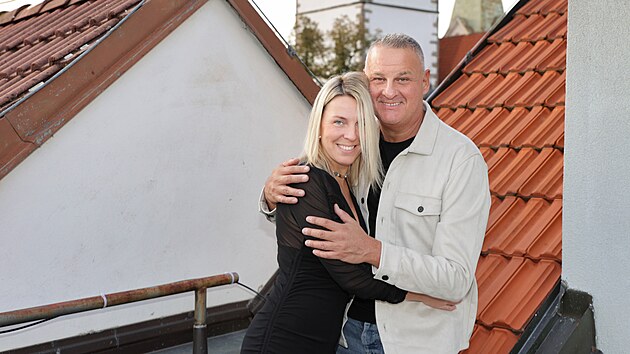 Zp�v�k je moment�ln� ��astn� s p��telkyn� Oli.