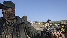 Syrtí povstalci z islamistického hnutí Haját Tahrír a-ám nedaleko msta...