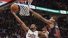 Zakon�uje Donovan Mitchell z Clevelandu, brání ho Ochai Agbaji z Toronta.