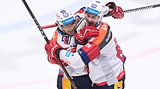 Luká� Sedlák (vlevo) a Michal Houdek slaví gól Pardubic.
