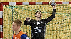 Branká� plze�ských házenká�� Filip Herajt se proti Frýdku-Místku �ty�ikrát...