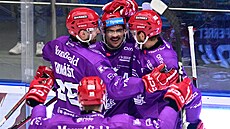 Hrade�tí hokejisté oslavují gól proti Olomouci.