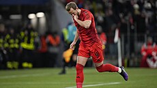 Harry Kane oslavuje prom�n�nou penaltu proti Augsburgu.