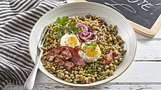 oka na kyselo s vejcem a slaninou