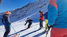 Instruktor Matt udílí pokyny na tréninku carvingu (listopad 2024)