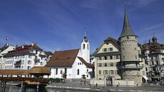 AI Je�í�, který umí 100 jazyk�, se nast�hoval do kaple z 12. století. Nakonec...