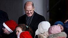 N�mecký kanclé� Olaf Scholz s d�tmi p�i p�ípravách na Vánoce (27. listopadu...