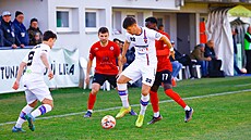 Momentka z druholigového utkání mezi fotbalisty Lí�n� (v bílém) a Vy�kova....