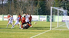 Momentka z druholigového utkání mezi Lí�ní (v bílém) a Vy�kovem. Hrálo se na...