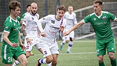 Momentka z p�ípravného utkání mezi fotbalisty Lí�n� (v bílém) a Petr�alky....