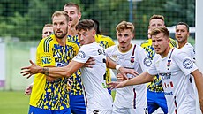 Momentka z druholigového utkání mezi fotbalisty Lín (v bílém) a Zlína....