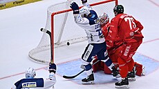 Martin Za�ovi� skóruje do sít� T�ince. Tak dal sv�j poslední gól v dresu...