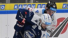 Brn�nský hokejista �imon Stránský (v modrém) p�i zápase Komety proti Karlovým...