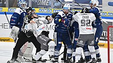 Potyka v zápase hokejist Komety Brno (v modrém) proti Karlovým Varm. (20....