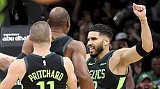 Jayson Tatum z Boston Celtics slaví vítznou stelu proti Toronto Raptors.