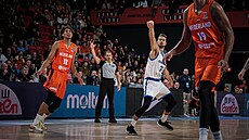 Tomá Kyzlink slaví trojku v zápase kvalifikace o EuroBasket proti Nizozemsku..