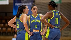 Maite Cazorlaová, María Condeová a Valériane Ayayiová ze ZVVZ USK Praha se radí...
