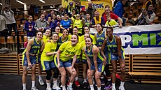 Basketbalistky ZVVZ USK Praha pózují s fanouky po euroligovém zápase s Györem.