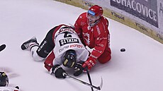 Ond�ej Kova��ík z T�ince v souboji s Ond�ejem Mikli�em ze Sparty.