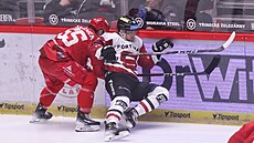 Marian Adámek z T�ince bojuje u mantinelu s Petrem Tonem ze Sparty.