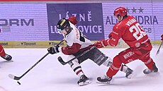 T�inecký kapitán Petr Vrána brání Marka Daní�ka ze Sparty.