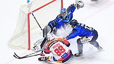 Michal Houdek z Pardubic zakon�uje v zápase s Vítkovicemi.