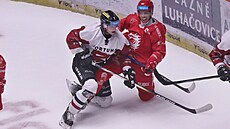 Ondej Kovaík z Tince v souboji s Ondejem Mikliem ze Sparty.