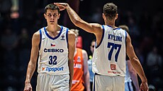 Richard Bálint a Tomá� Kyzlink b�hem zápasu kvalifikace na EuroBasket s...
