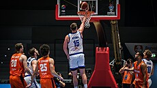 Martin Peterka zakon�uje b�hem zápasu kvalifikace na EuroBasket s Nizozemskem.