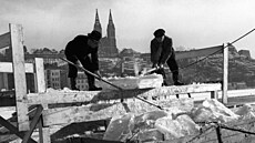 Ledai v praském Podskalí se poádn zapotili pi porcování ledových kvádr.