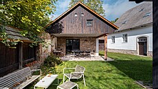ZAHRADNÍ ATELIÉR Sou�ástí opraveného dvora je domek, kde se dá p�espat a v lét�...