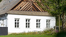 OBECNÁ �KOLA Památká�i trvali na �indelové st�e�e i rozmíst�ní oken, která...