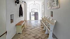 �KOLNÍ CHODBOU Pr�chod kdysi odd�loval t�ídu od obytné �ásti. Chyb�jící staré...